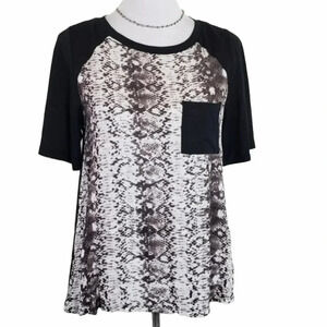 Hint‎ of Mint NWT M blk/white snakeskin print top